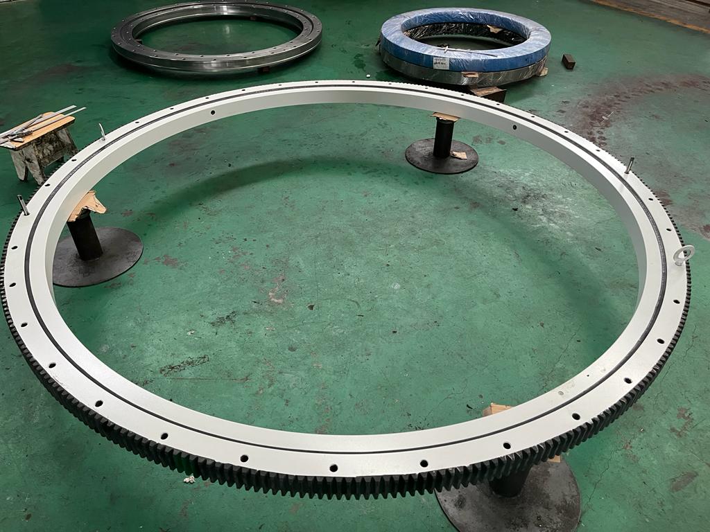 What materials are used for wind turbine main shaft bearings? QIBR